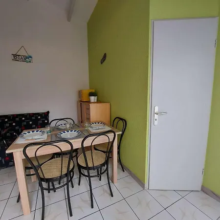 Apartment Renove 2 Pieces Avec Mezzanine, Terrasse Et Acces Direct - Fr-1-326-748