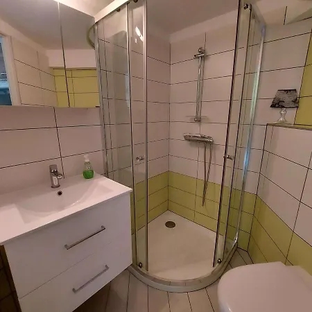 Apartment Renove 2 Pieces Avec Mezzanine, Terrasse Et Acces Direct - Fr-1-326-748