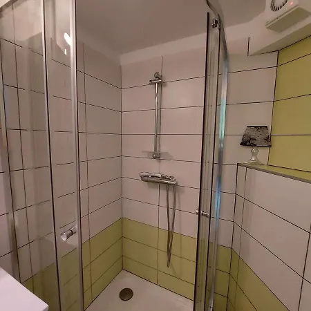 Renove 2 Pieces Avec Mezzanine, Terrasse Et Acces Direct - Fr-1-326-748